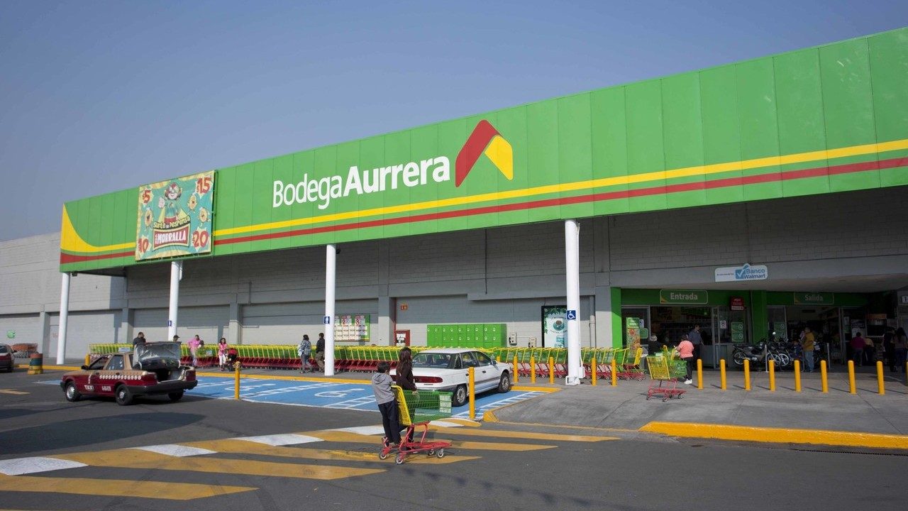 What area code is 818 in the US?